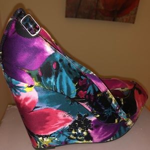 Wedge with flower design